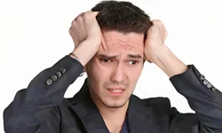 мужчина схватился за голову