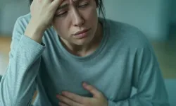 У человека болит живот